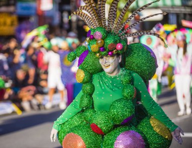 Tokyo - Ağustos 25: Katılımcı Asakusa samba karnaval Tokyo Japonya üzerinde 25 Ağustos 2018. Büyük Kuzey yarımkürede türünün Asakusa samba karnaval. 