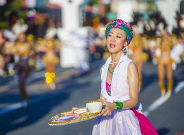 Tokyo - Ağustos 25: Katılımcılar Tokyo Japonya üzerinde 25 Ağustos 2018 Asakusa samba karnaval. Büyük Kuzey yarımkürede türünün Asakusa samba karnaval. 