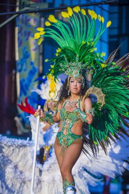 Tokyo - Ağustos 25: Katılımcı Asakusa samba karnaval Tokyo Japonya üzerinde 25 Ağustos 2018. Büyük Kuzey yarımkürede türünün Asakusa samba karnaval. 