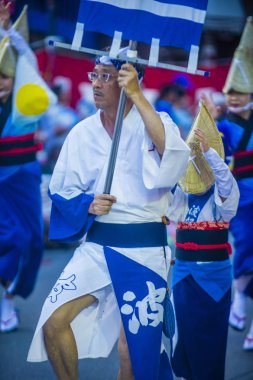 Tokyo - Ağustos 26: Tokyo, Japonya üzerinde 26 Ağustos 2018 Awa Odori Festivali katılımcı. AWA Odori Japonya'nın en büyük dans festivalidir
