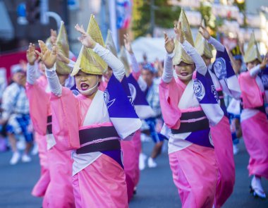 Tokyo - Ağustos 26: Katılımcılar Awa Odori Festivali, Tokyo, Japonya üzerinde 26 Ağustos 2018. AWA Odori Japonya'nın en büyük dans festivalidir