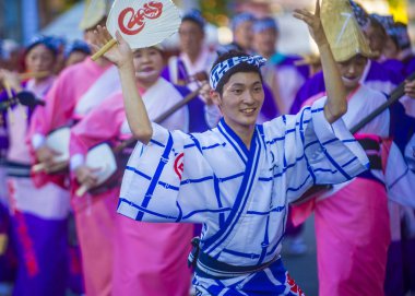 Tokyo - Ağustos 26: Katılımcılar Awa Odori Festivali, Tokyo, Japonya üzerinde 26 Ağustos 2018. AWA Odori Japonya'nın en büyük dans festivalidir