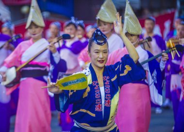 Tokyo - Ağustos 26: Katılımcılar Awa Odori Festivali, Tokyo, Japonya üzerinde 26 Ağustos 2018. AWA Odori Japonya'nın en büyük dans festivalidir