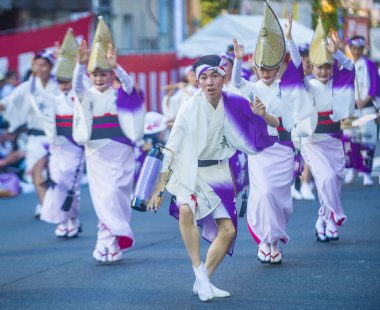 Tokyo - Ağustos 26: Katılımcılar Awa Odori Festivali, Tokyo, Japonya üzerinde 26 Ağustos 2018. AWA Odori Japonya'nın en büyük dans festivalidir