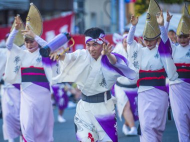 Tokyo - Ağustos 26: Katılımcılar Awa Odori Festivali, Tokyo, Japonya üzerinde 26 Ağustos 2018. AWA Odori Japonya'nın en büyük dans festivalidir