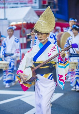 Tokyo - Ağustos 26: Katılımcılar Awa Odori Festivali, Tokyo, Japonya üzerinde 26 Ağustos 2018. AWA Odori Japonya'nın en büyük dans festivalidir
