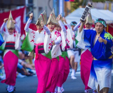 Tokyo - Ağustos 26: Katılımcılar Awa Odori Festivali, Tokyo, Japonya üzerinde 26 Ağustos 2018. AWA Odori Japonya'nın en büyük dans festivalidir