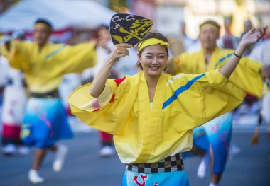 Tokyo - Ağustos 26: Katılımcılar Awa Odori Festivali, Tokyo, Japonya üzerinde 26 Ağustos 2018. AWA Odori Japonya'nın en büyük dans festivalidir