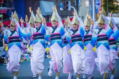 Tokyo - Ağustos 26: Katılımcılar Awa Odori Festivali, Tokyo, Japonya üzerinde 26 Ağustos 2018. AWA Odori Japonya'nın en büyük dans festivalidir