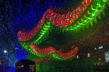 Taipei - 18 Şubat: Longshan tapınak Taipei Tayvan Çin yeni yılı süslemeleri üzerinde 18 Şubat 2018. Tapınağın 1738 inşa edilmiş