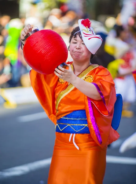 8月25日 日本东京的浅草桑巴嘉年华于2018年8月25日参加 浅草桑巴嘉年华是北半球最大的一种 — 图库照片