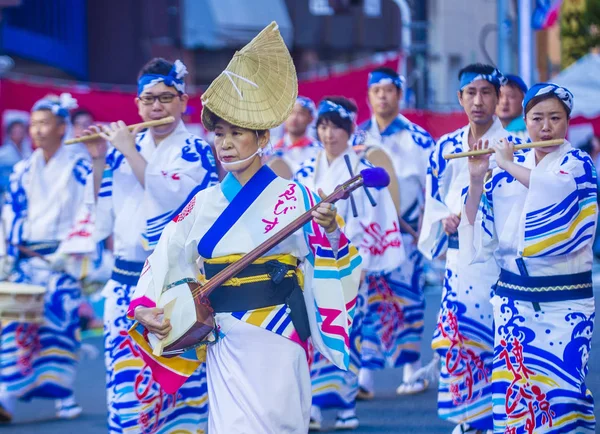 26日 2018 日に東京で阿波踊りの参加者 阿波おどりは 日本最大のダンスの祭典 — ストック写真