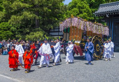 Kyoto - 15 Mayıs: Kyoto, Japonya üzerinde 15 Mayıs 2018 Aoi Matsuri katılımcılar. AOI Mastsuri tarihlerinde Kyoto, Japonya'da üç ana yıllık festivaller biridir