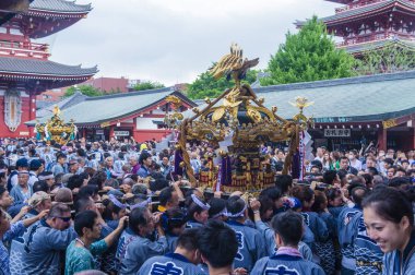 Tokyo - 19 Mayıs: Tokyo, Japonya üzerinde 19 Mayıs 2018 Kanda Matsuri katılımcılar. Kanda Matsuri Tokyo, Japonya'nın üç ana festivaller biridir