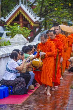 Luang Prabang, Laos - 11 Ağustos 2018: Luang Prabang Laos'ta üzerinde 11 Ağustos 2018 töreni Budist sadaka. Bu yaklaşık 1 içinde 3 erkek Laotians bir manastır katılmak tahmin edilmektedir