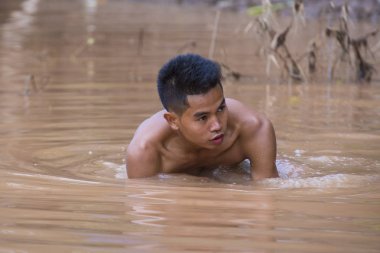 Luang Prabang, Laos - Ağustos 12: Laos balıkçı Luang Prabang Laos Mekong üzerinde 12 Ağustos 2018, Mekong Nehri, Asya'nın en uzun nehir biridir