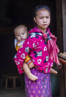Bam Phoansa adlı, Laos - Ağustos 14: Laos anne ve çocuk için köyde Bam Phoansa, Laos üzerinde 14 Ağustos 2018. Laos hayatımızda köylerde nüfusun neredeyse yüzde 70'i 