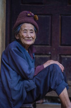 Bam Phoansa At, Laos - Ağustos 14: Bam Phoansa At, köyden Laos üzerinde 14 Ağustos 2018 Laos yaşlı kadın. Laos hayatımızda köylerde nüfusun neredeyse yüzde 70'i 
