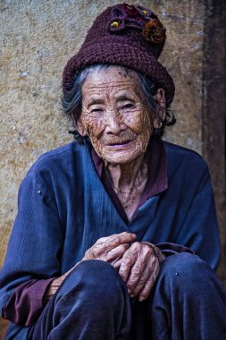 Bam Phoansa At, Laos - Ağustos 14: Bam Phoansa At, köyden Laos üzerinde 14 Ağustos 2018 Laos yaşlı kadın. Laos hayatımızda köylerde nüfusun neredeyse yüzde 70'i 
