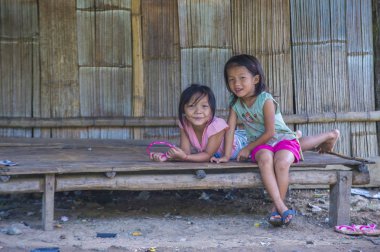 Bam Phoansa At, Laos - Ağustos 14: Laos çocuklar köyde Bam Phoansa, Laos üzerinde 14 Ağustos 2018. Laos hayatımızda köylerde nüfusun neredeyse yüzde 70'i 
