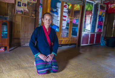 Luang Prabang, Laos - Ağustos 14: Laos kadın avillage Luang Prabang Laos üzerinde 14 Ağustos 2018 yakınındaki evinde. Laos hayatımızda köylerde nüfusun neredeyse yüzde 70'i 
