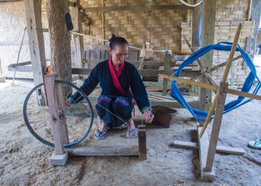 Luang Prabang, Laos - Ağustos 14: Laos weaver Luang Prabang Laos üzerinde 14 Ağustos 2018 yakınlarındaki bir kasabada. Laos hayatımızda köylerde nüfusun neredeyse yüzde 70'i 