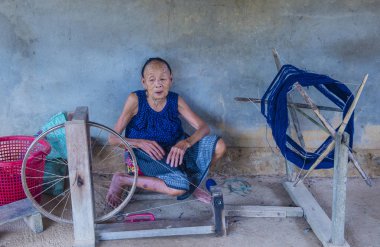 Luang Prabang, Laos - Ağustos 14: Laos weaver Luang Prabang Laos üzerinde 14 Ağustos 2018 yakınlarındaki bir kasabada. Laos hayatımızda köylerde nüfusun neredeyse yüzde 70'i 