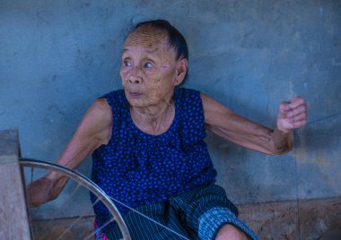 Luang Prabang, Laos - Ağustos 14: Laos weaver Luang Prabang Laos üzerinde 14 Ağustos 2018 yakınlarındaki bir kasabada. Laos hayatımızda köylerde nüfusun neredeyse yüzde 70'i 