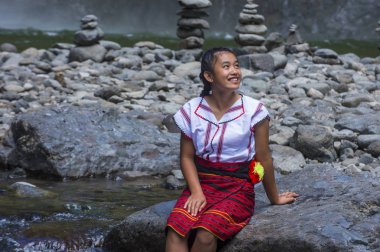 Batad, Filipinler - Mayıs 02: Batad üzerinde 02 Mayıs 2018 Türkiye bir şelale yakınındaki Ifugao azınlık kızdan. Kuzey Filipinler dağların çoğunlukla canlı Ifugao azınlık