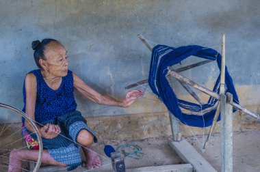 Luang Prabang, Laos - Ağustos 14: Laos weaver Luang Prabang Laos üzerinde 14 Ağustos 2018 yakınlarındaki bir kasabada. Laos hayatımızda köylerde nüfusun neredeyse yüzde 70'i 