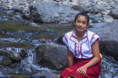 Batad, Filipinler - Mayıs 02: Batad üzerinde 02 Mayıs 2018 Türkiye bir şelale yakınındaki Ifugao azınlık kızdan. Kuzey Filipinler dağların çoğunlukla canlı Ifugao azınlık