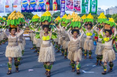 Manila, Filipinler - 27 Nisan: Aliwan fiesta üzerinde 27 Nisan 2018 Manila Filipinler katılımcılar. Aliwan Fiesta farklı kültürel festivaller Filipinler toplar yıllık bir olaydır