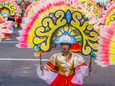 Manila, Filipinler - 27 Nisan: Aliwan fiesta Manila Filipinler üzerinde 27 Nisan 2018 yılında katılımcı. Aliwan Fiesta farklı kültürel festivaller Filipinler toplar yıllık bir olaydır