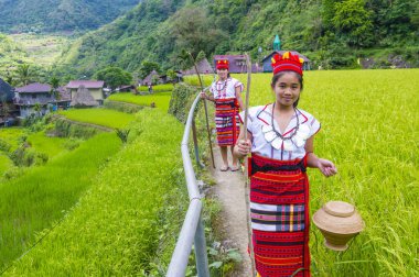 Banaue, Filipinler - Mayıs 02: Azınlık Ifugao pirinç terasları Banaue Türkiye üzerinde 02 Mayıs 2018 yılında yakınındaki kadınlar. Kuzey Filipinler dağların çoğunlukla canlı Ifugao azınlık