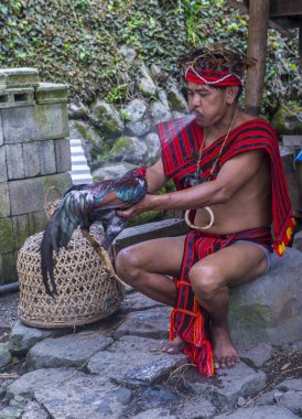 Banaue, Filipinler - Mayıs 02: Banaue 02 Mayıs 2018 Filipinler Ifugao azınlık bir adam portresi. Kuzey Filipinler dağların çoğunlukla canlı Ifugao azınlık