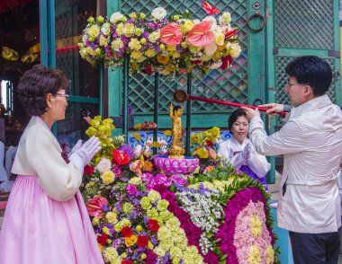 Seoul - 11 Mayıs: Banyo, Buda töreni sırasında Lotus Lantern Festivali Seul, Kore üzerinde 11 Mayıs 2018 festivalin bir Buda'nın Doğum kutlamasıdır
