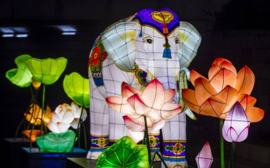 Seoul - 11 Mayıs: 11 Mayıs 2018 tarihinde Seoul Korea içinde Lotus fener Festival renkli fener dekorasyon cheonggyecheon akışı. Festival Buda'nın Doğum kutlamasıdır