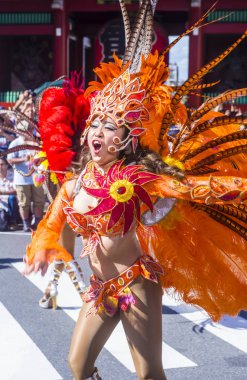 Tokyo - Ağustos 25: Katılımcı Asakusa samba karnaval Tokyo Japonya üzerinde 25 Ağustos 2018. Büyük Kuzey yarımkürede türünün Asakusa samba karnaval. 