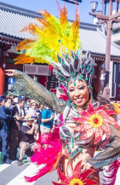 Tokyo - Ağustos 25: Katılımcı Asakusa samba karnaval Tokyo Japonya üzerinde 25 Ağustos 2018. Büyük Kuzey yarımkürede türünün Asakusa samba karnaval. 