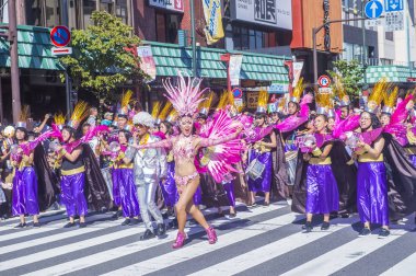 Tokyo - Ağustos 25: Katılımcılar Tokyo Japonya üzerinde 25 Ağustos 2018 Asakusa samba karnaval. Büyük Kuzey yarımkürede türünün Asakusa samba karnaval. 