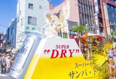 Tokyo - Ağustos 25: Katılımcılar Tokyo Japonya üzerinde 25 Ağustos 2018 Asakusa samba karnaval. Büyük Kuzey yarımkürede türünün Asakusa samba karnaval. 