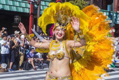 Tokyo - Ağustos 25: Katılımcı Asakusa samba karnaval Tokyo Japonya üzerinde 25 Ağustos 2018. Büyük Kuzey yarımkürede türünün Asakusa samba karnaval. 