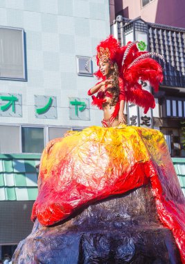 Tokyo - Ağustos 25: Katılımcı Asakusa samba karnaval Tokyo Japonya üzerinde 25 Ağustos 2018. Büyük Kuzey yarımkürede türünün Asakusa samba karnaval. 