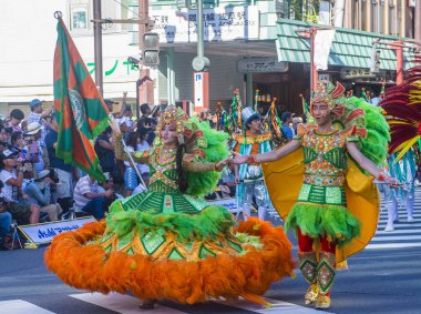 Tokyo - Ağustos 25: Katılımcılar Tokyo Japonya üzerinde 25 Ağustos 2018 Asakusa samba karnaval. Büyük Kuzey yarımkürede türünün Asakusa samba karnaval. 