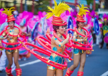 Tokyo - Ağustos 25: Katılımcılar Tokyo Japonya üzerinde 25 Ağustos 2018 Asakusa samba karnaval. Büyük Kuzey yarımkürede türünün Asakusa samba karnaval. 