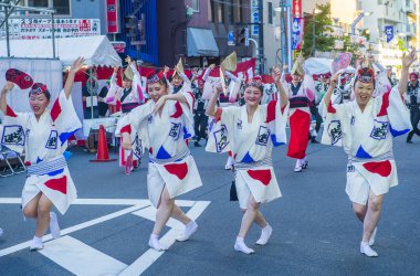 Tokyo - Ağustos 26: Katılımcılar Awa Odori Festivali, Tokyo, Japonya üzerinde 26 Ağustos 2018. AWA Odori Japonya'nın en büyük dans festivalidir