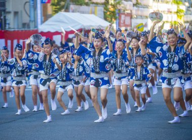 Tokyo - Ağustos 26: Katılımcılar Awa Odori Festivali, Tokyo, Japonya üzerinde 26 Ağustos 2018. AWA Odori Japonya'nın en büyük dans festivalidir