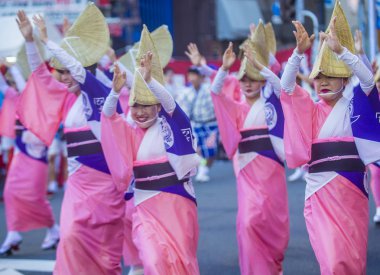 Tokyo - Ağustos 26: Katılımcılar Awa Odori Festivali, Tokyo, Japonya üzerinde 26 Ağustos 2018. AWA Odori Japonya'nın en büyük dans festivalidir