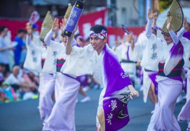 Tokyo - Ağustos 26: Katılımcılar Awa Odori Festivali, Tokyo, Japonya üzerinde 26 Ağustos 2018. AWA Odori Japonya'nın en büyük dans festivalidir