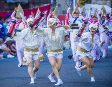 Tokyo - Ağustos 26: Katılımcılar Awa Odori Festivali, Tokyo, Japonya üzerinde 26 Ağustos 2018. AWA Odori Japonya'nın en büyük dans festivalidir